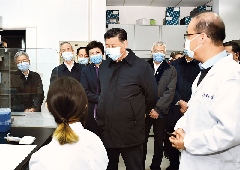 2020年3月2日，中共中央总书记、国家主席、中央军委主席习近平在北京考察新冠肺炎防控科研攻关工作。这是习近平在清华大学医学院全球健康与传染病研究中心同科研人员交谈。 